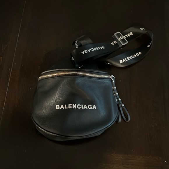 Sling bag with detachable and adjustable strap - Picture 1 of 7